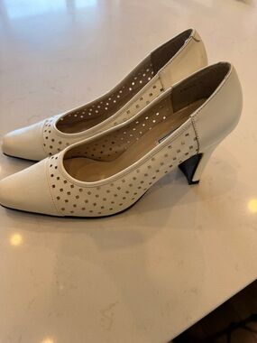 Vintage Cream Perforated Mid-Heel Pumps